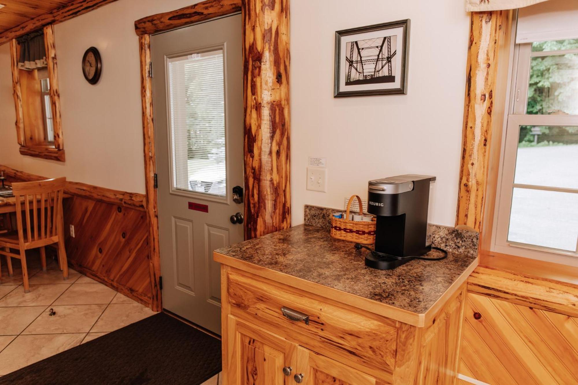 Sojourner'S Lodge & Log Cabin Suites Dundee Экстерьер фото